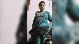 Muslima Syeda Zainab showing her body