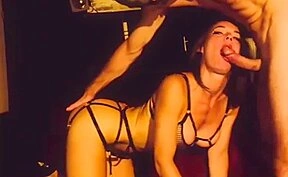 soumise elia purge de bonnes couilles bien pleines