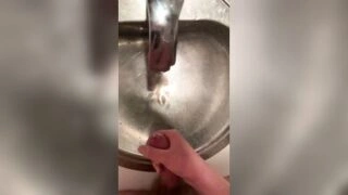 GeiloExpoBoyzp cumshot in sink