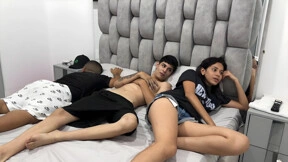 Sexo Duro – Guapo Y Musculoso Joven Le Da Una Fuerte Follada Ala Traviesa Cachonda Novia De Su Pequeno Enano Mejor Amigo